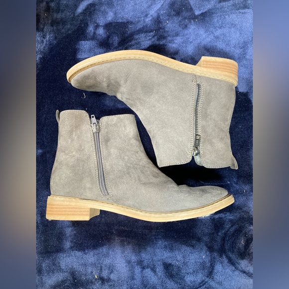 Women’s Universal Threads Suede Ankle Boots - Grey with Tan sole. Women’s size 7 - Picture 3 of 8